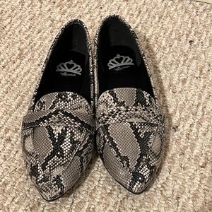 Size 9.5 snakeskin shoes.